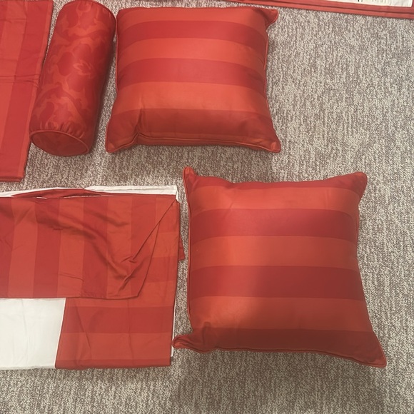 Bed skirt and pillow set. - Picture 3 of 4